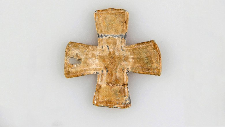 Early medieval lead cross from the Schanzberg in Thunau, &copy; State Collections of Lower Austria, UF-19020.277