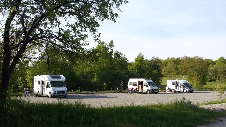 Wohnmobil Stellplatz beim Nationalparkhaus, © NP Thayatal Wohnmobile auf einem Stellplatz im Grünen, umgeben von Bäumen.