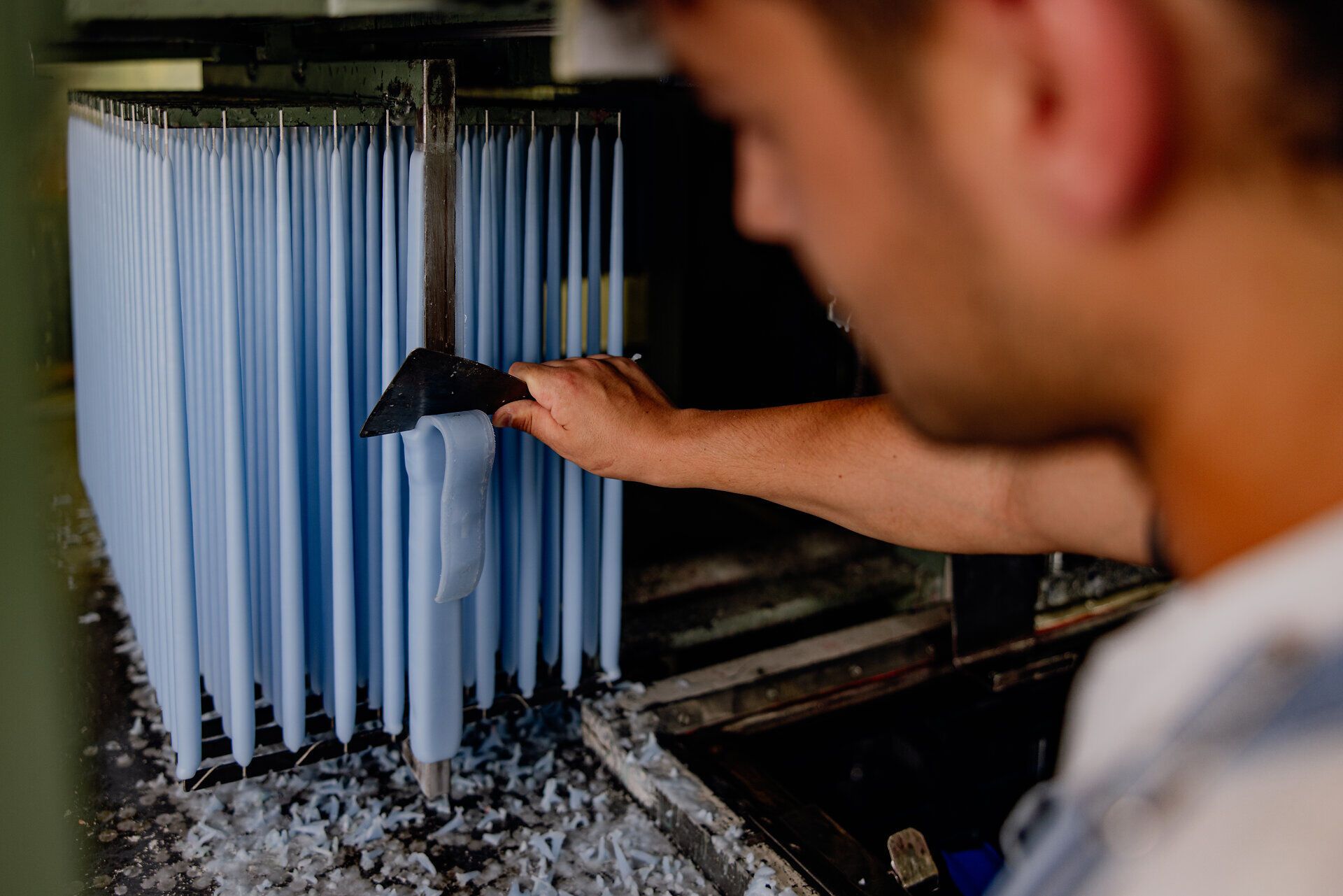 In einer charmanten Werkstatt entstehen kunstvoll geformte Kerzen, die das Licht in sanften Tönen reflektieren. Die ruhige Atmosphäre und der Duft von Wachs laden dazu ein, die Kunst des Kerzenmachens hautnah zu erleben. Hier im Waldviertel wird Handwerk zur Leidenschaft.