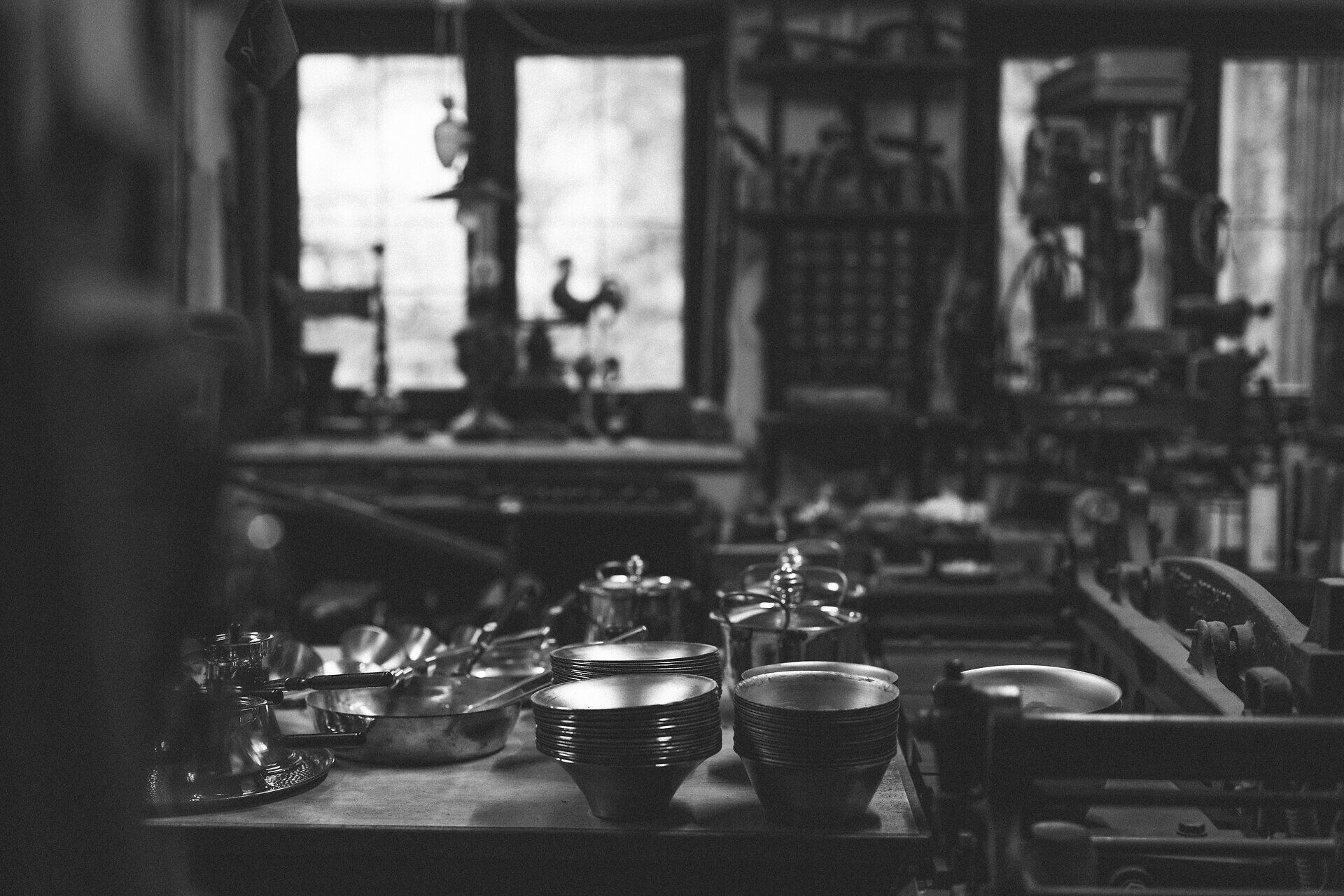 In einer charmanten Werkstatt, umgeben von glänzendem Metall und kunstvoll gestalteten Kaffeekannen, spürt man die Leidenschaft für das Handwerk. Die Atmosphäre ist erfüllt von der Kreativität und dem Geschick, das in jedem einzelnen Stück steckt. Hier wird Tradition lebendig und lädt dazu ein, die Kunst der Metallverarbeitung hautnah zu erleben.