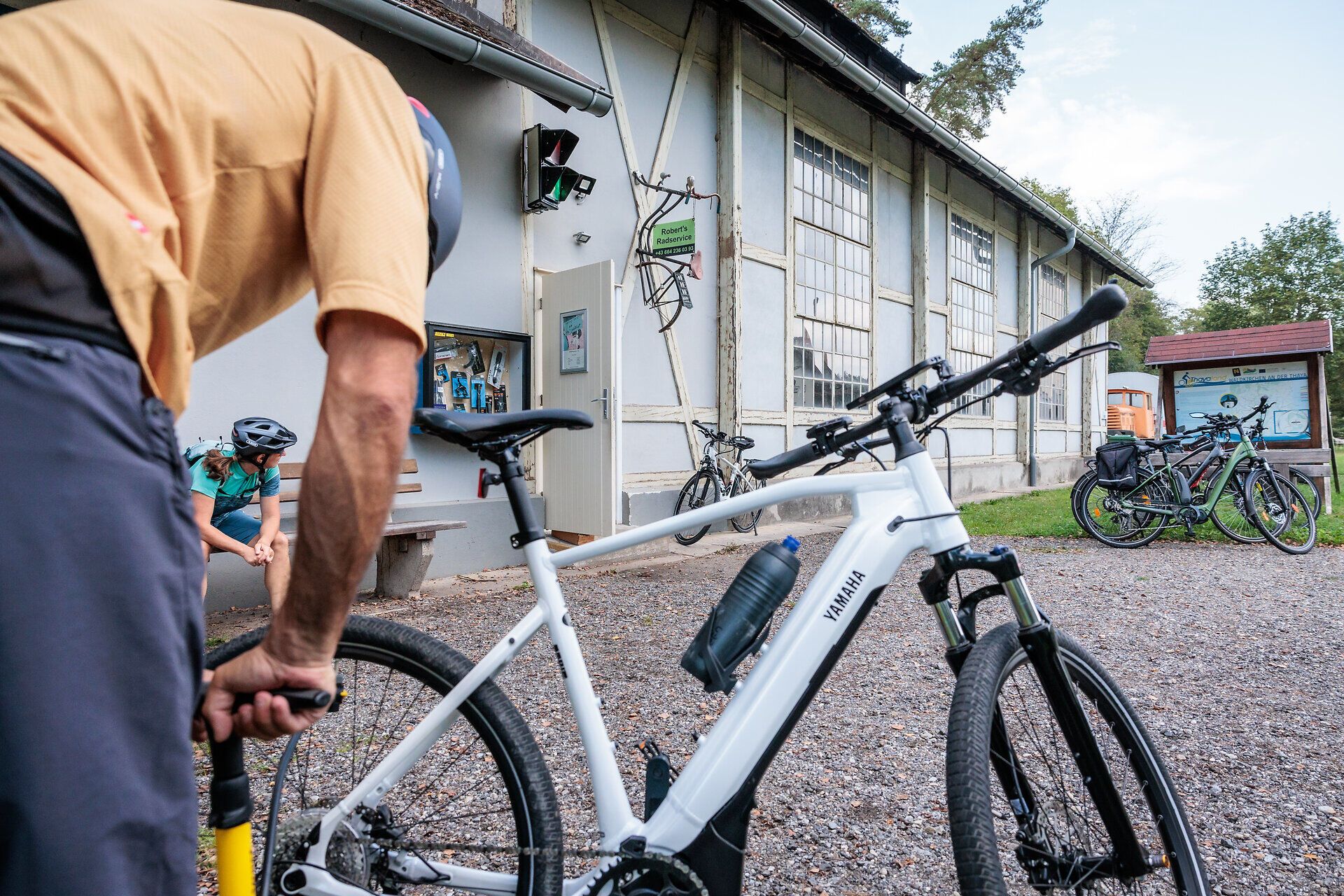 In der idyllischen Umgebung der Thayarunde bereiten sich Radfahrer auf ein unvergessliches Abenteuer vor. Die frische Luft und die sanften Hügel laden dazu ein, die Schönheit der Natur zu erkunden und die Seele baumeln zu lassen. Hier wird jeder Tritt in die Pedale zu einem Genuss für Körper und Geist.