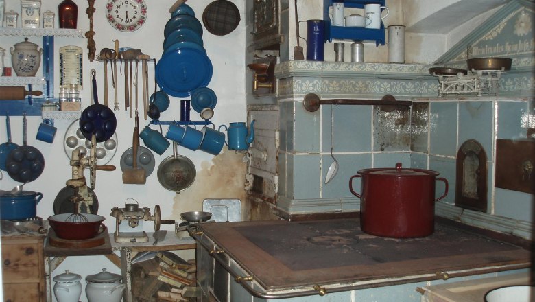 Historische Küche mit blauem Geschirr und altem Herd im Heimatmuseum Brauhaus-Scheutz.