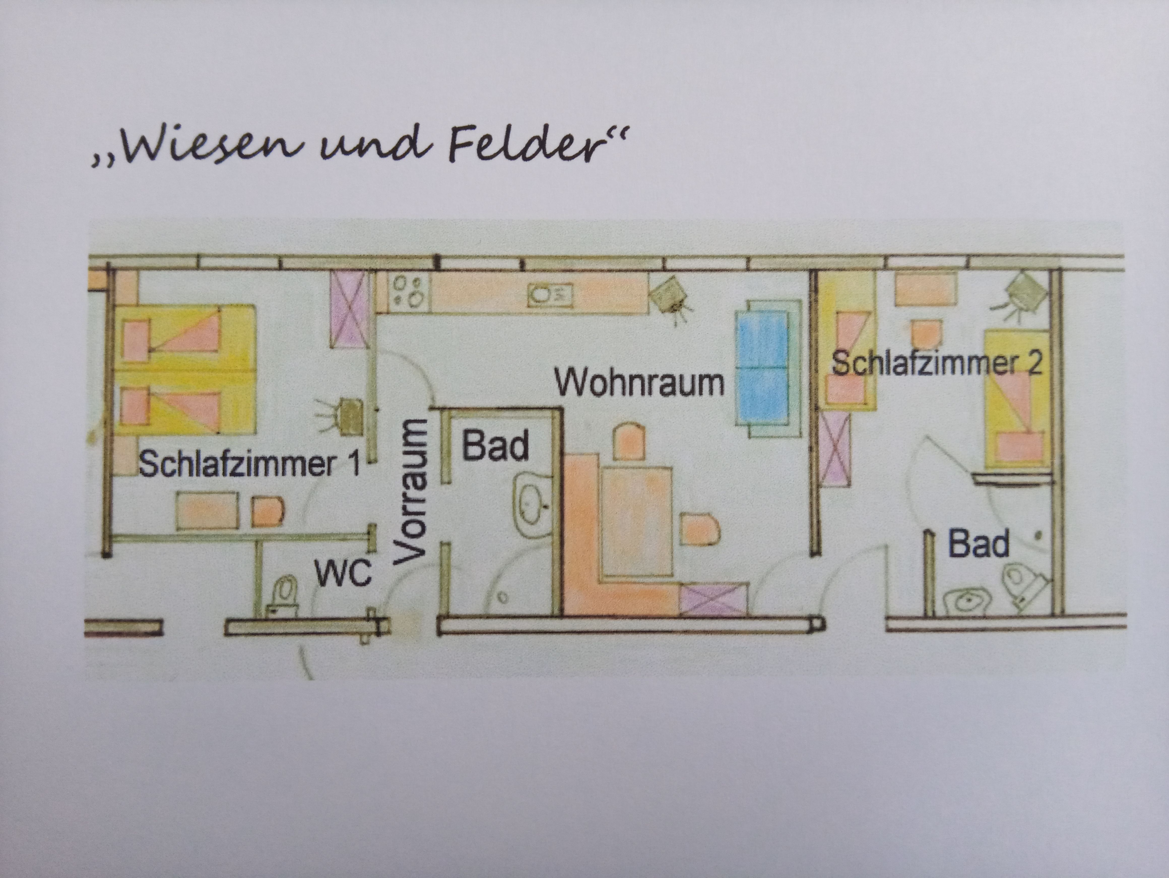 Grundriss einer Ferienwohnung mit zwei Schlafzimmern, Wohnzimmer, Bad und WC.