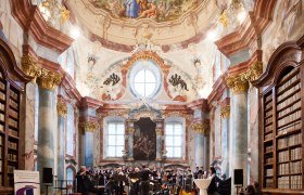 Konzert in der barocken Bibliothek des Stifts Altenburg mit Orchester und Chor.