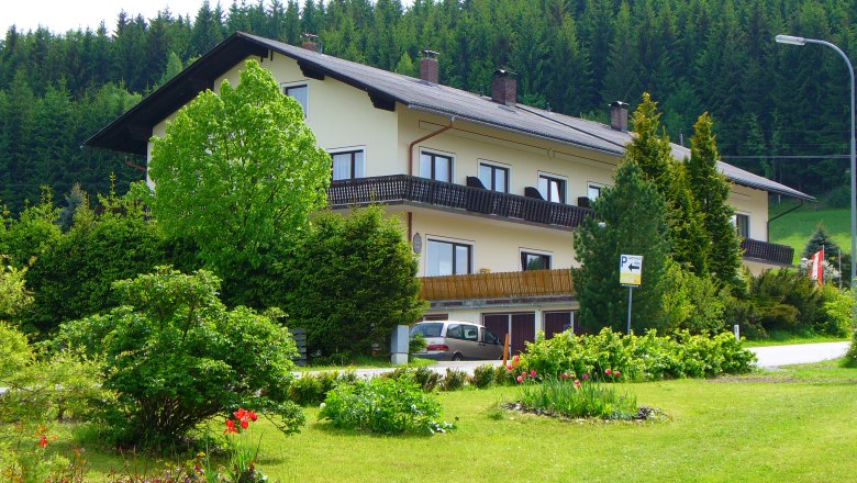 Gasthof-Pension Seidl vor einem Wald.