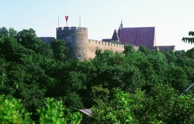 Imposante Stadtmauer mit Kanzlerturm, © M.Jarmer