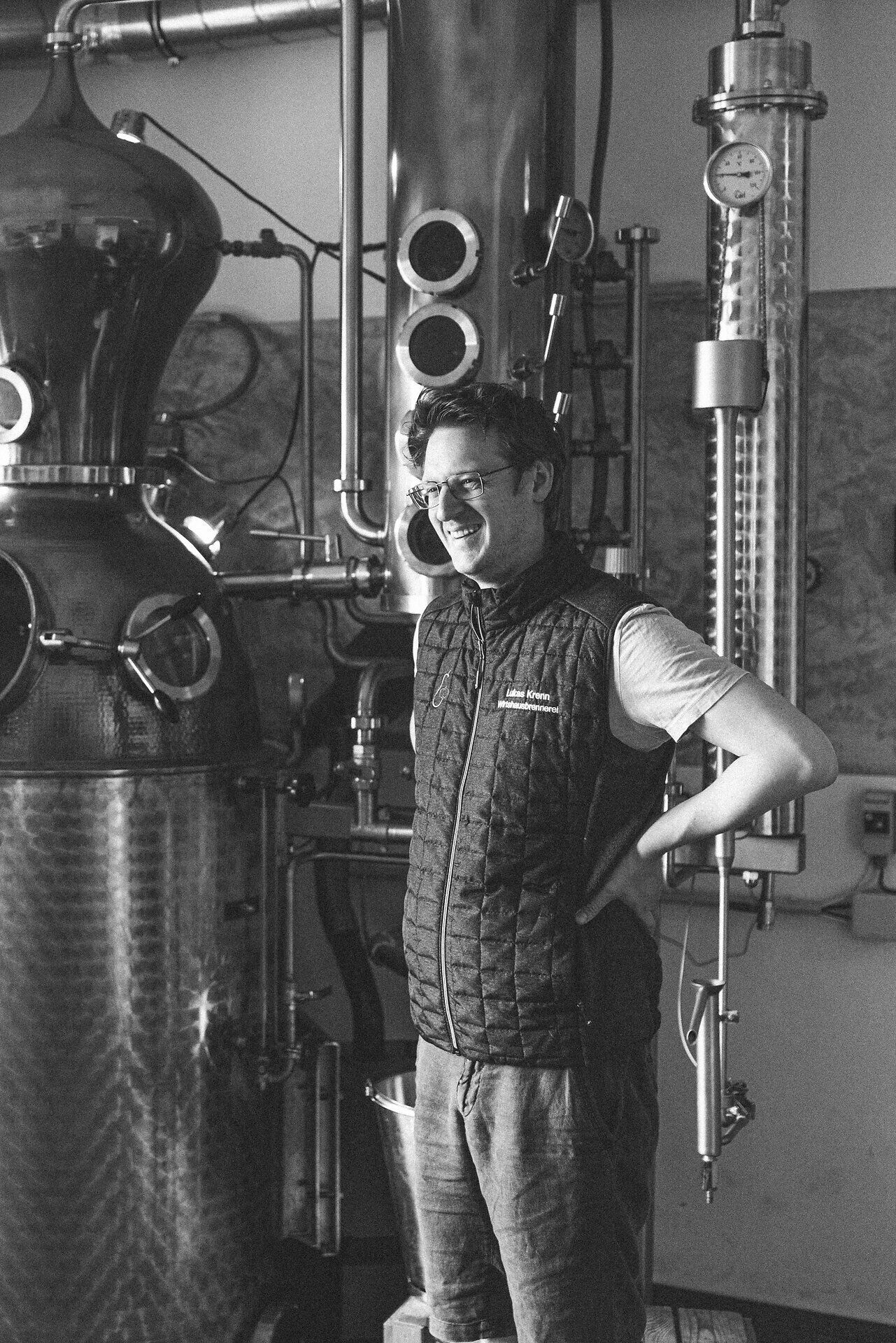 In der Wirtshausbrennerei Krenn herrscht eine einladende Atmosphäre, in der die Kunst des Brennens zelebriert wird. Der Duft von frischen Kräutern und die warmen Holztöne schaffen ein Gefühl von Gemütlichkeit und Tradition. Hier erleben Besucher die Leidenschaft für regionale Produkte und die Freude am Handwerk.