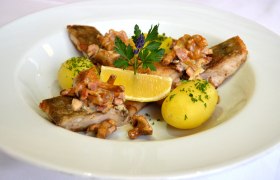 Karpfenfilet mit Eierschwammerl-Speck-Sauce, © Gasthof Schönauer