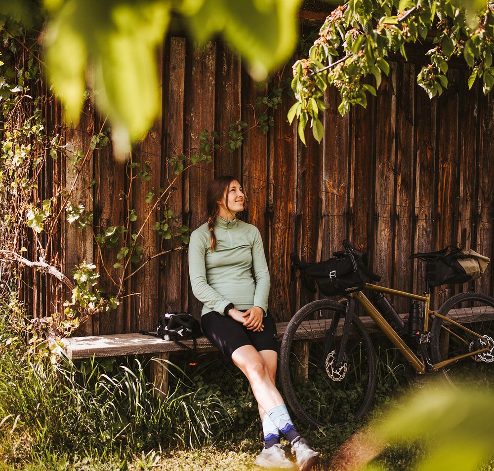 Radfahrer genießen die frische Luft und die malerische Landschaft entlang des Kamptal Radwegs. Umgeben von sanften Hügeln und üppigen Wiesen, strahlt die Umgebung eine einladende Ruhe aus, die zum Verweilen einlädt.