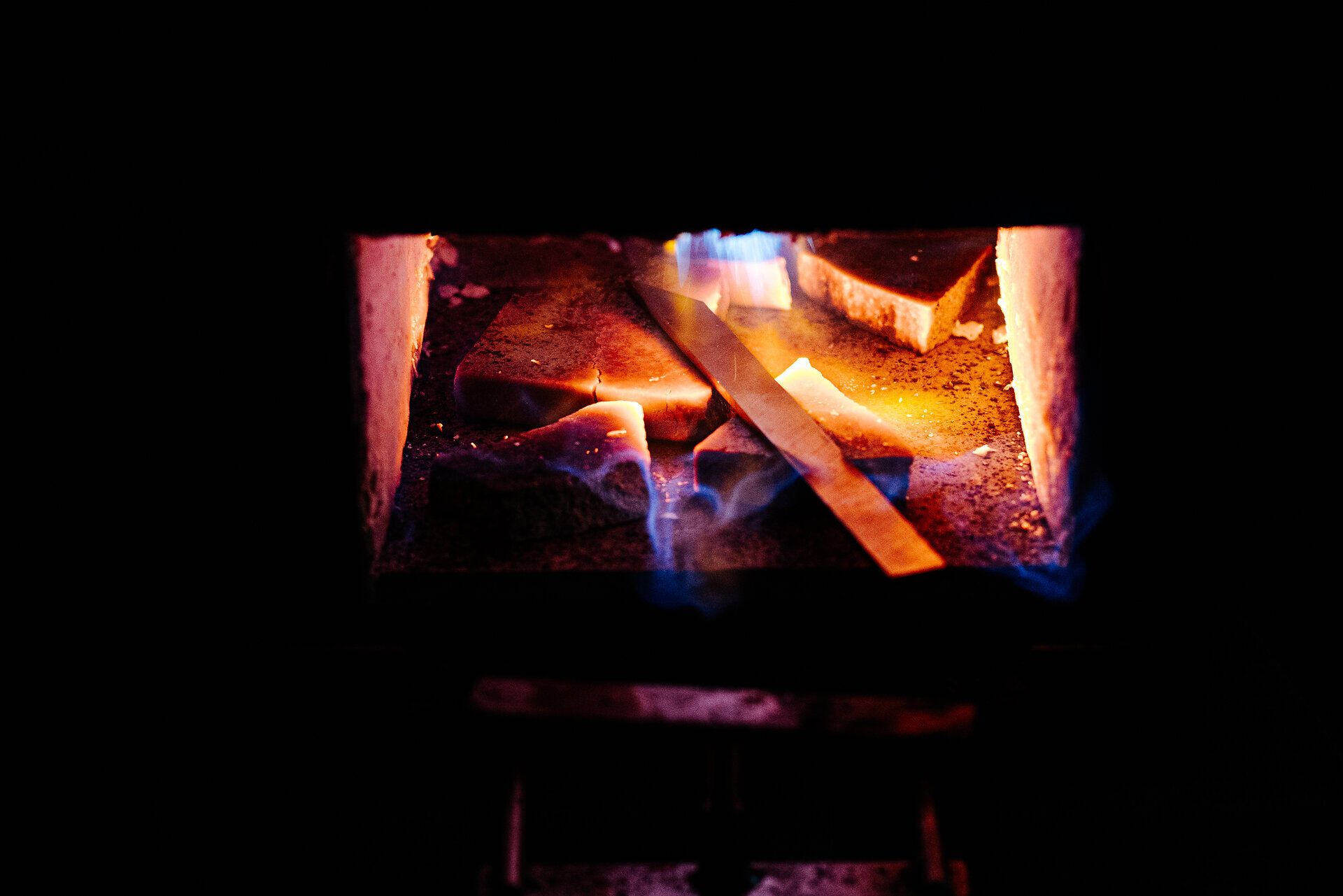 Im warmen Schein des Feuers glühen die Klingen, während das Handwerk der Messerherstellung in vollem Gange ist. Die Atmosphäre ist erfüllt von der Leidenschaft und Präzision, die in jedes handgemachte Messer einfließt. Hier wird Tradition lebendig und die Kunst des Schmiedens zelebriert.
