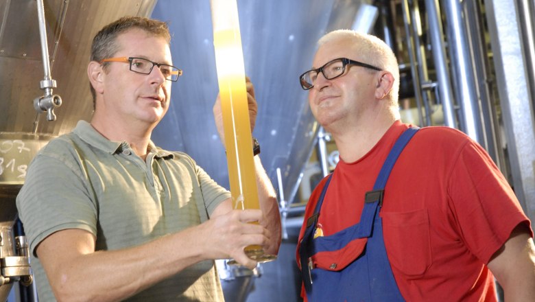 Zwettler Daemmerschoppen, Braumeister Heinz Wasner bei der Bierprobe, © Privatbrauerei Zwettl