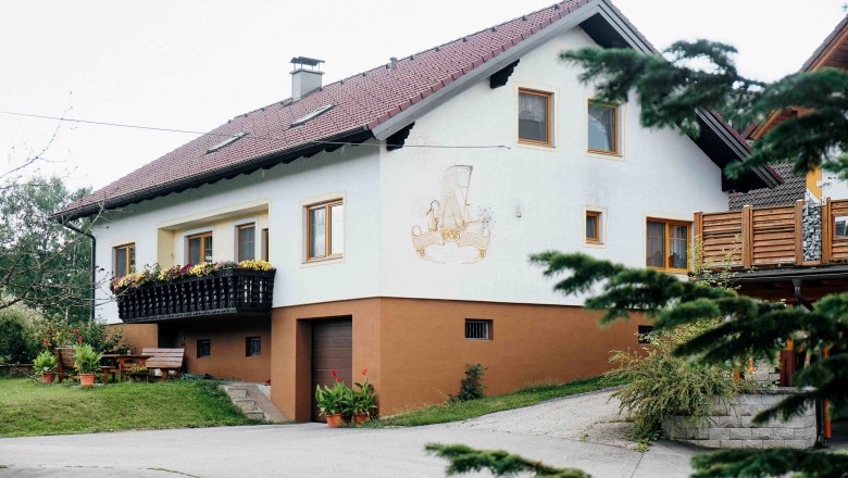 Ein Blick auf unser Wohnhaus mit den Ferienwohnungen im 1. Stock, © Biohof Hammerschmidt