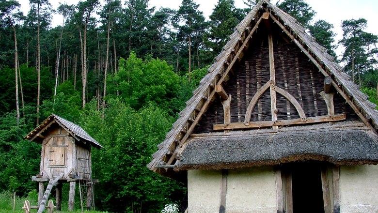 Traditionelle Holzhäuser im Freilichtmuseum Elsarn.