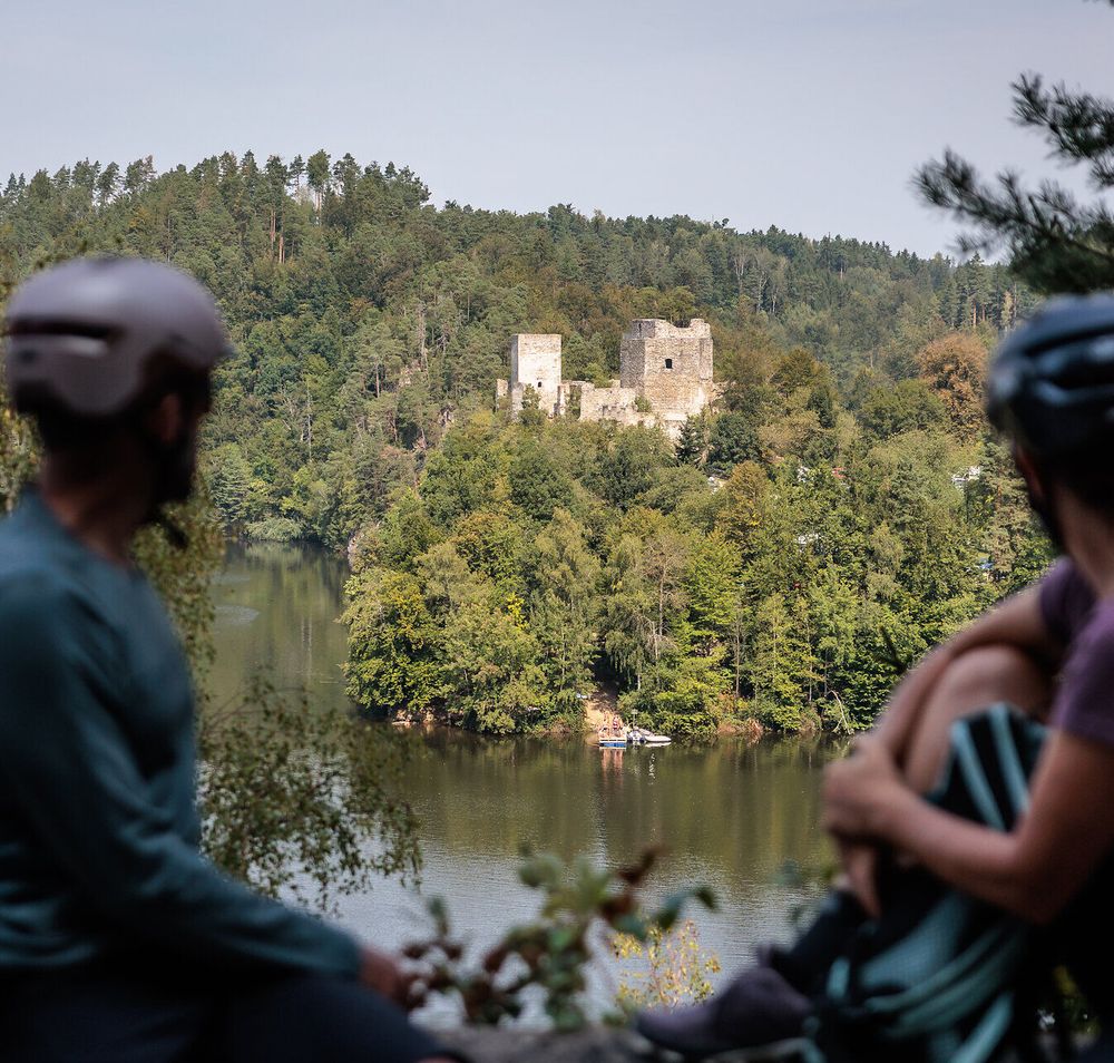 Die sanften Hügel des Kamptals umarmen die malerische Ruine Dobra, die majestätisch über dem glitzernden Wasser thront. Radfahrer genießen hier eine wohlverdiente Pause, während sie den atemberaubenden Blick auf die umgebende Natur und die historische Architektur bewundern. Ein Ort, der zum Verweilen und Träumen einlädt.