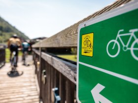 Die sanften H&uuml;gel des s&uuml;dlichen Waldviertels laden zu einer erfrischenden Radtour ein. Die klare Luft und die malerische Landschaft schaffen eine perfekte Kulisse f&uuml;r unvergessliche Erlebnisse in der Natur. Entdecken Sie die Sch&ouml;nheit der Region und genie&szlig;en Sie die Freiheit auf zwei R&auml;dern.