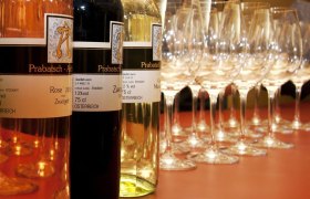 Weinflaschen und Gläser auf einem Tisch.