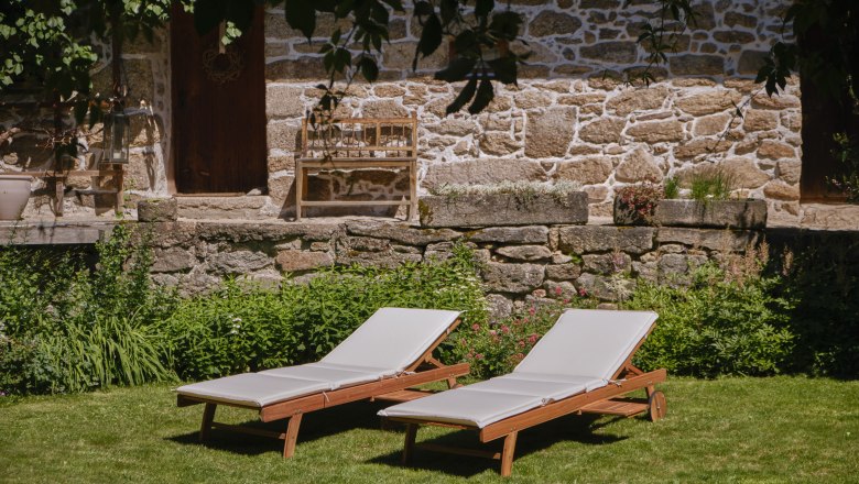 Loungers in the courtyard, © Mathias Lixl / lixl.com