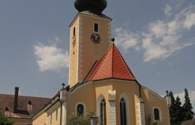 Pfarrkirche hl. Leonhard in Großschönau, © Von Duke of W4 - Eigenes Werk, CC BY-SA 3.0, https://commons.wikimedia.org/w/index.php?curid=20089769
