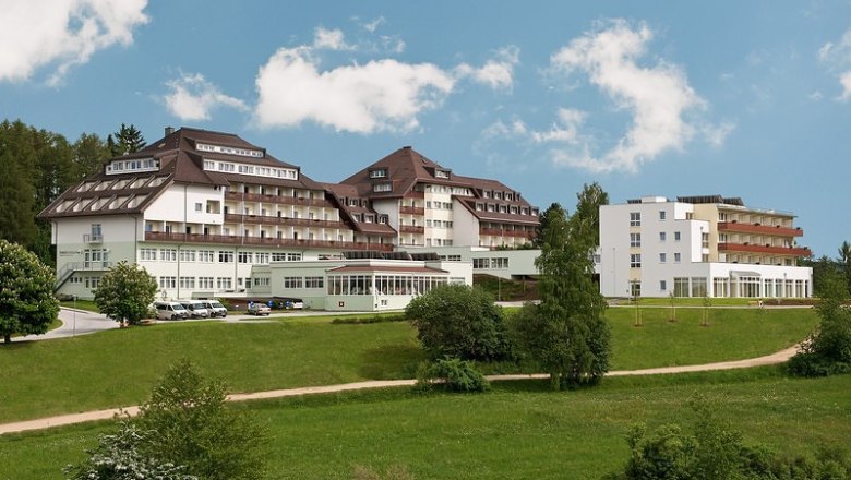 Herz-Kreislauf-Zentrum Gro&szlig; Gerungs vor blauem Himmel.