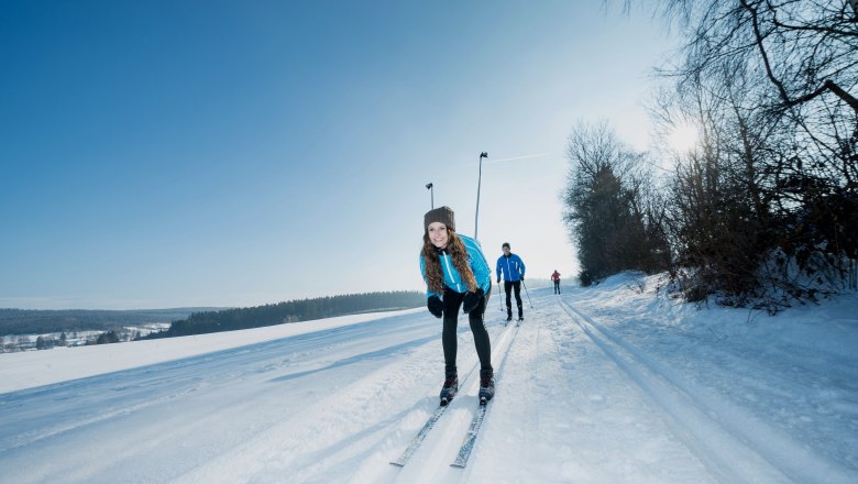 Personen beim Langlaufen auf einer verschneiten Strecke im Waldviertel.