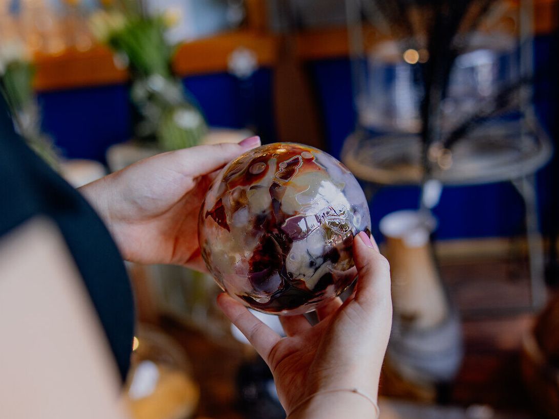 In einer charmanten Manufaktur wird das Handwerk der Glasbläserei lebendig. Die kunstvoll gestalteten Glaskugeln funkeln im Licht und laden dazu ein, die kreative Atmosphäre des Schaffens zu genießen.