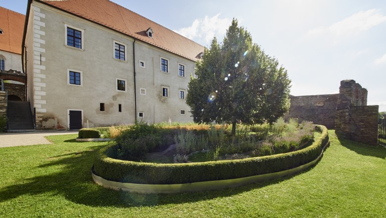 Kloster mit Kräuterspirale, © Schewig Dieter