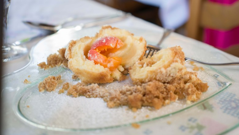 Mehlspeise auf durchsichtigem Teller