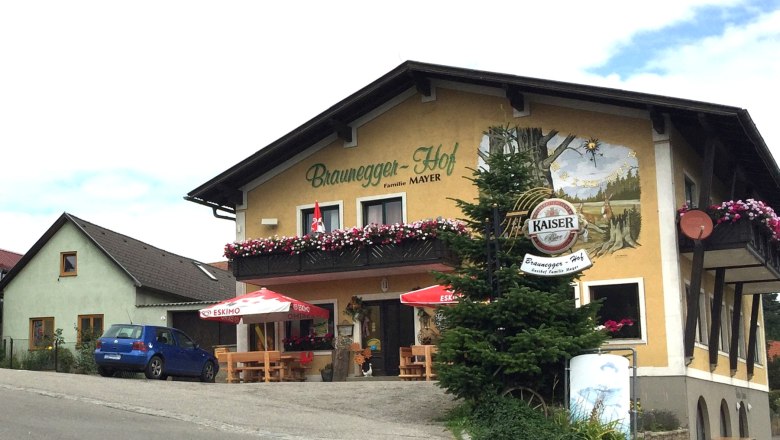 Braunegger-Hof, © Braunegger-Hof Gasthof Braunegger-Hof mit Balkonblumen und Sonnenschirmen.