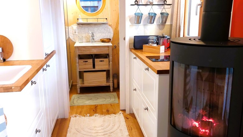 Mrs.Green Küche, Kamin, Blick ins Bad, © Nina Susanne Himmelmaier