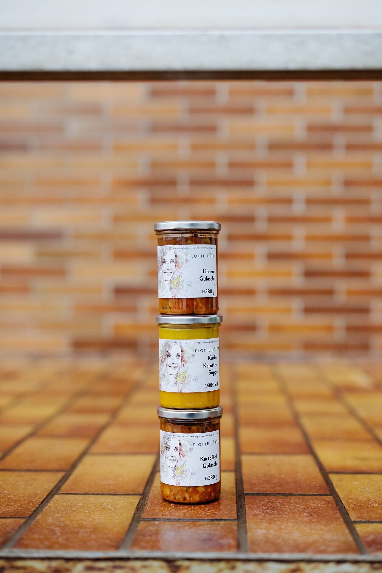 Die bunten Gläser mit köstlichen Marmeladen und Aufstrichen stehen stolz auf dem rustikalen Tisch. Hier in der idyllischen Umgebung wird die Liebe zur Natur und zu regionalen Produkten spürbar. Ein Besuch verspricht nicht nur Gaumenfreuden, sondern auch unvergessliche Momente.