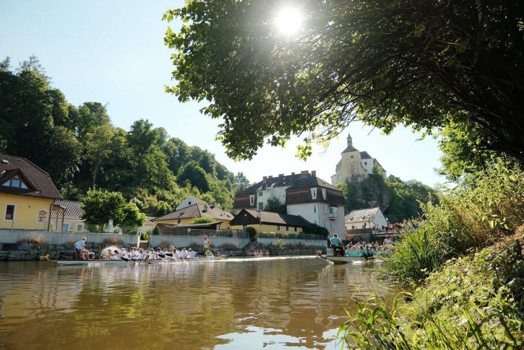 Drachenboot / Burg Raabs