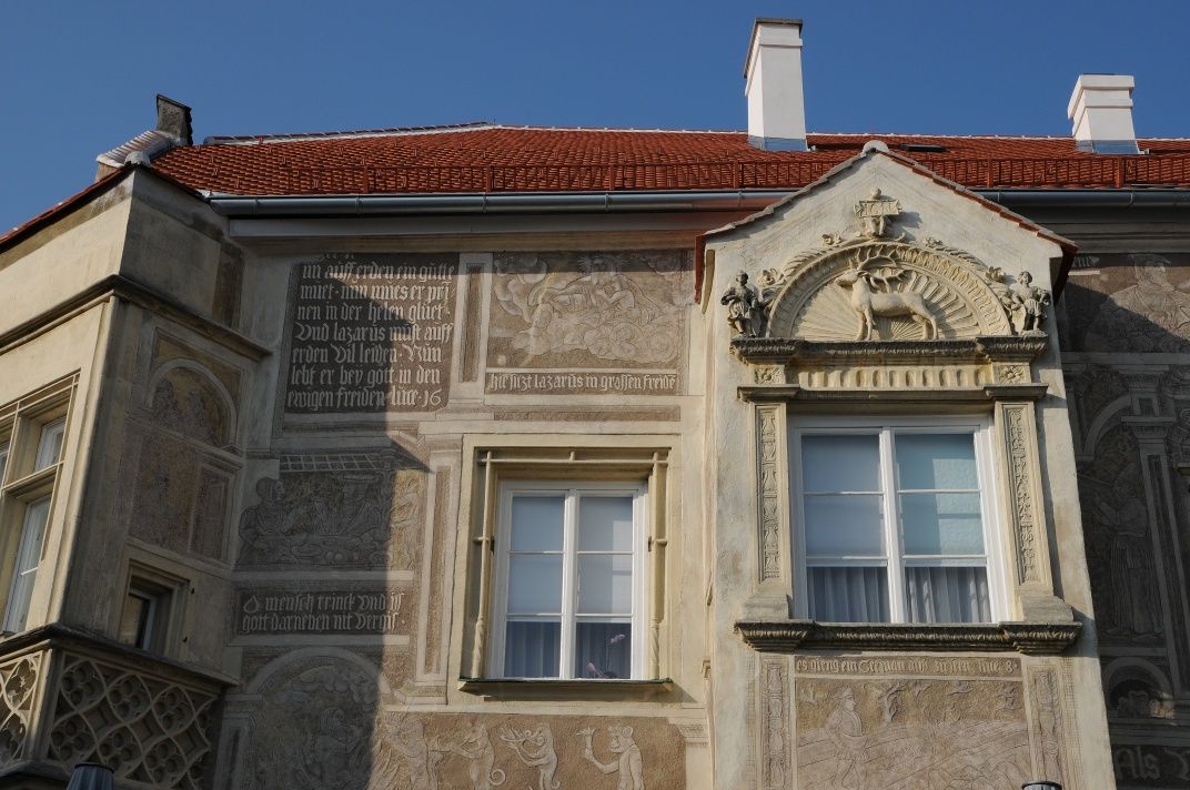 Gemaltes Haus, Stuck & Fenster