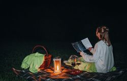 Unter dem funkelnden Sternenhimmel genießen Sie eine romantische Auszeit. Eine Decke, ein Korb voller Leckereien und ein Glas Wein laden zum Verweilen ein. Lassen Sie sich von der Magie der Nacht verzaubern und beobachten Sie die Sterne, die über Ihnen strahlen.