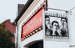 Das Wald4tler Hoftheater in Pürbach strahlt eine einladende Atmosphäre aus, die Kulturfreunde und Naturliebhaber gleichermaßen anzieht. Umgeben von der malerischen Landschaft des Waldviertels, bietet es eine perfekte Kulisse für unvergessliche Aufführungen und Veranstaltungen.