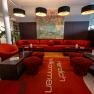 Moderne Hotellobby mit roten Möbeln und Kunstwerk an der Wand.