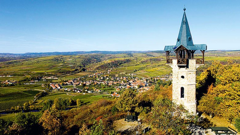 Kamptalwarte auf einem Hügel mit Blick auf eine weite Landschaft und ein Dorf.