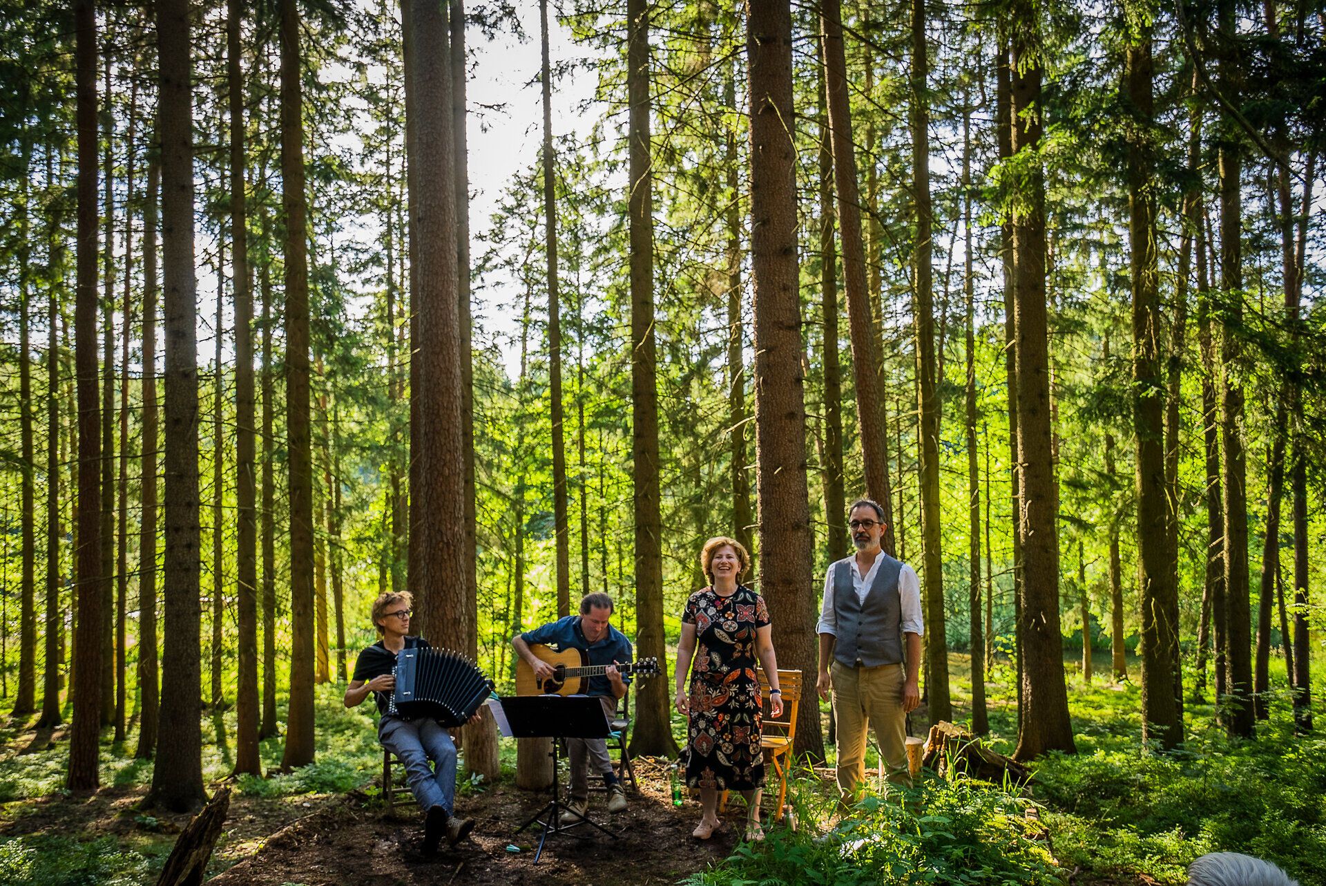 Inmitten der majestätischen Bäume des Waldviertels erklingt die Musik des Schrammel.Klang.Festivals, während die sanften Sonnenstrahlen durch das Blätterdach tanzen. Die harmonischen Klänge der Instrumente schaffen eine einladende Atmosphäre, die die Besucher in die natürliche Schönheit der Umgebung eintauchen lässt.