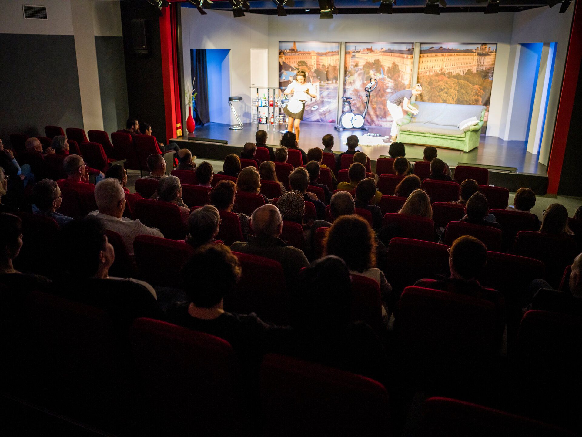 In der gemütlichen Atmosphäre der Waldviertler Kammerbühne versammeln sich Theaterliebhaber, um eine fesselnde Aufführung zu genießen. Die Bühne, umgeben von einem einladenden Publikum, strahlt eine besondere Magie aus, die die Zuschauer in ihren Bann zieht.