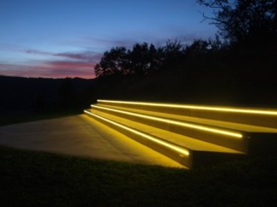 Beleuchtete Treppenstufen im Freien bei Sonnenuntergang.