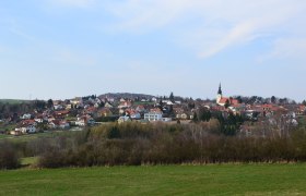 Panorama der Stadtgemeinde Gföhl mit Kirche und Häusern auf einem Hügel.