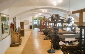 Webst&uuml;hle mit Lochstreifen industiralisiert