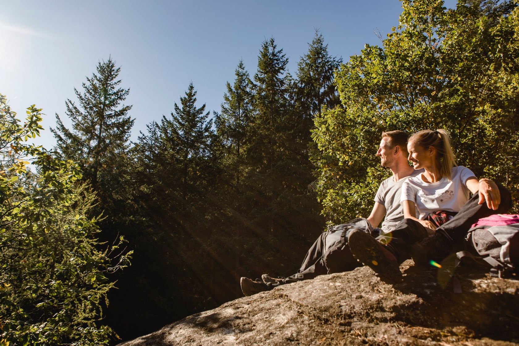 Rast auf mächtigen Granitsteinen