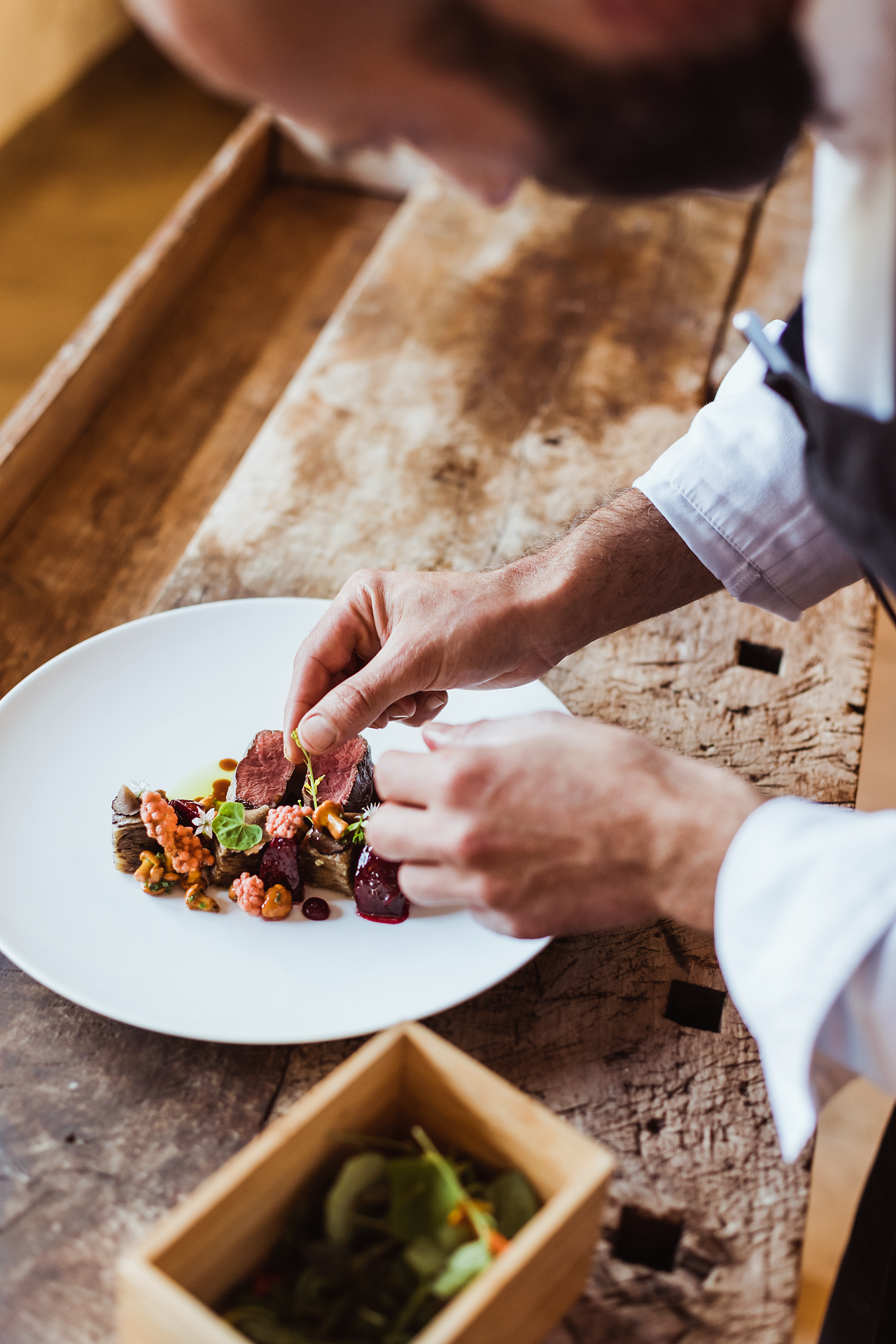 In der warmen Atmosphäre des Landgasthofs Hinterleithner wird mit viel Liebe zum Detail ein kunstvolles Gericht zubereitet. Frische Zutaten aus der Region vereinen sich auf dem Teller und versprechen ein unvergessliches Geschmackserlebnis. Hier trifft traditionelle Wirtshauskultur auf moderne Kochkunst.