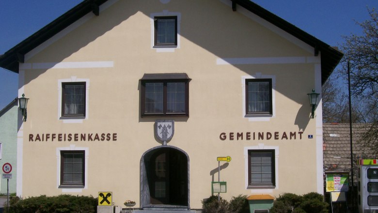 Gebäude der Raiffeisenkasse und des Gemeindeamts in Kirchschlag.