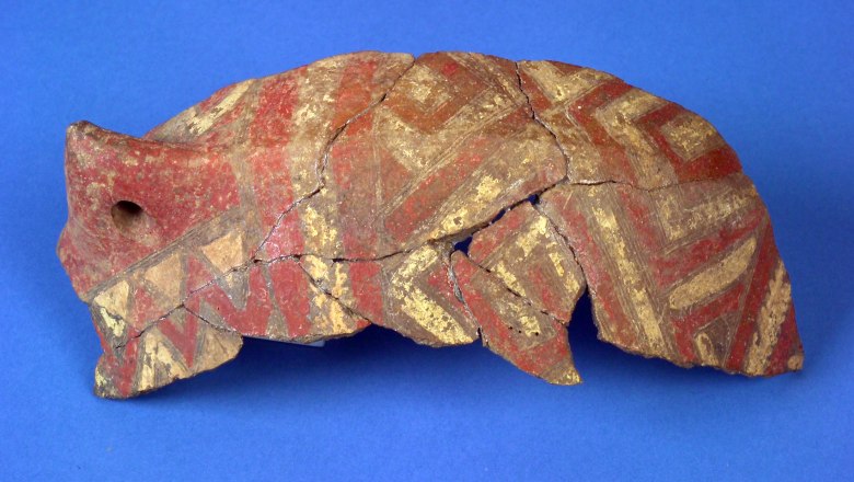 Red and yellow painted pottery fragment from the circular ditch, © IUHA Wien/A. Schumacher