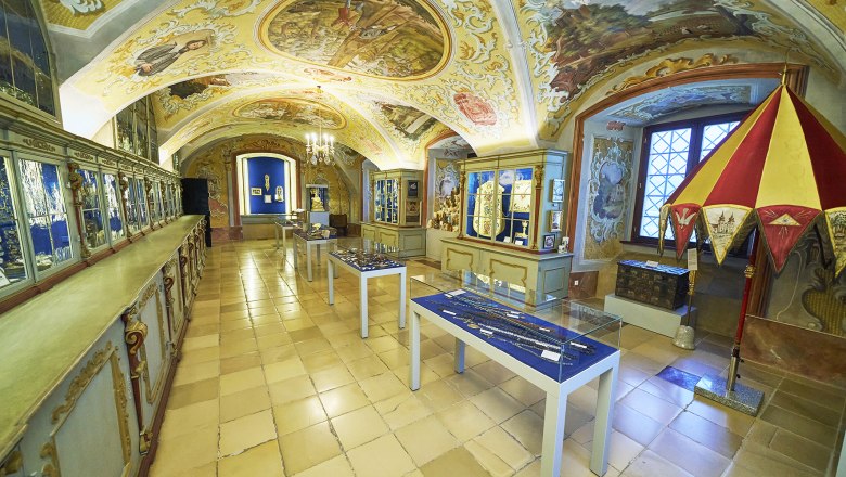Innenansicht der Schatzkammer der Basilika Maria Taferl mit dekorierten Decken und Vitrinen.
