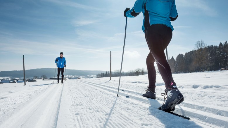 Zwei Personen beim Langlaufen auf einer verschneiten Strecke im Waldviertel.