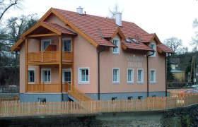 Gästehaus Erlinger mit Holzveranda und Zaun.