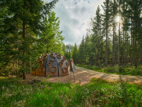 Umgeben von majest&auml;tischen B&auml;umen und sanften H&uuml;geln, l&auml;dt die Moorkugel zu einer Auszeit in der Natur ein. Die harmonische Verbindung von Holz und Natur schafft eine einladende Atmosph&auml;re, die Wanderer und Naturliebhaber gleicherma&szlig;en begeistert.