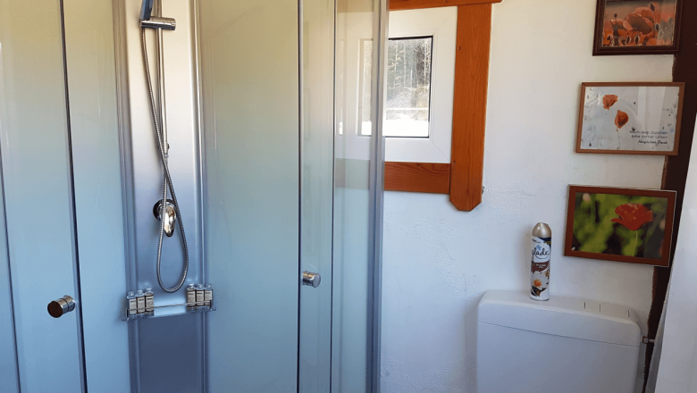 Dusche und WC im Tiny House Living Legends, &copy; Ederm&uuml;hle